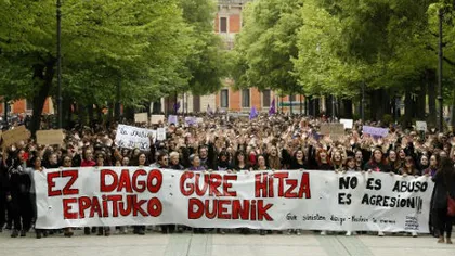 Zeci de mii de oameni protestează, în Spania, după ce cinci indivizi au violat o tânără de 18 ani