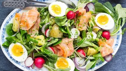 Salată de primăvară cu ou şi somon afumat