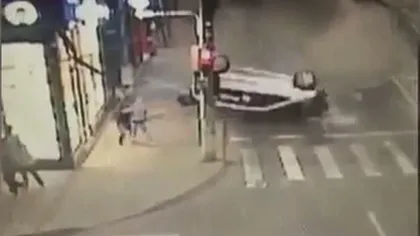 Accident ca în filmele americane. O maşină se rostogoleşte de câteva ori pe o stradă din Brăila. Pietonii, la un pas de moarte VIDEO