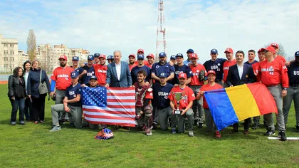 Gheorghe Hagi şi ambasadorul Statelor Unite, Hans Klemm, gazde pentru o partida de baseball la Constanţa