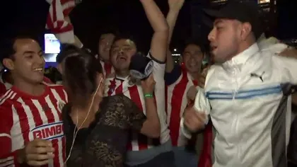 O reporteră a lovit un fan cu microfonul după ce a fost hărţuită în direct. 