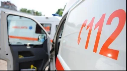Accident grav în Iaşi: o ambulanţă pentru transportul copiilor cu nevoi speciale s-a ciocnit frontal cu un autoturism
