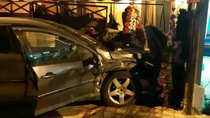 Accident grav în Constanţa, două maşini au intrat în vitrina unui magazin de pompe funebre