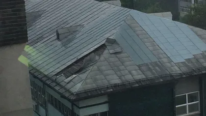 Bucăţi din acoperişul Spitalului din Slatina, smulse de vânt