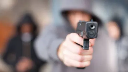 Un şofer din Constanţa, ameninţat cu pistolul de un bărbat care voia să-i fure maşina