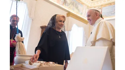 Prima apariţie publică a soţului premierului Viorica Dăncilă. Cristinel Dăncilă a însoţit-o în vizita la Vatican - VIDEO