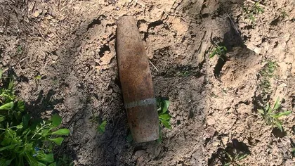 Bombă găsită lângă fundaţia casei. Obuzul, neexplodat din al Doilea Război Mondial, a fost preluat de pirotehnişti