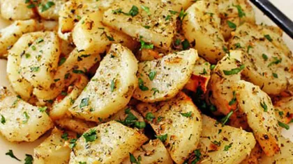 Cartofi cu usturoi şi parmezan la cuptor