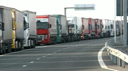 Şoferii de camioane aşteaptă şi 4 ore la coadă în Vama Nădlac II ca să iasă din ţară
