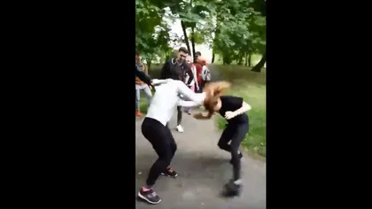 Elevă de 15 ani, lovită cu picioarele în cap de o colegă. Imaginile sunt greu de urmărit până la capăt VIDEO