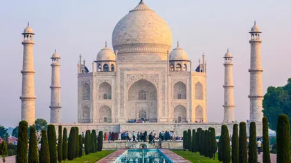Faimosul Taj Mahal, una din cele Şapte Minuni ale Lumii îşi schimbă culoarea. Un fenomen necruţător îl transformă GALERIE FOTO