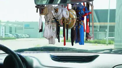 COD RUTIER 2018: Amenzi usturătoare pentru şoferii care îşi atârnă iconiţe de oglinda retrovizoare