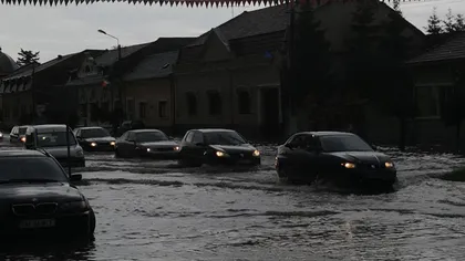 Rupere de nori în Lugoj: străzi şi case inundate. Şoferii au rămas blocaţi pe străzile oraşului