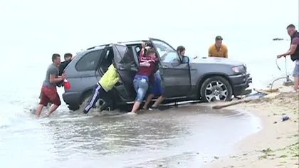 Şoferul care a intrat cu maşina în mare şi a rămas blocat în nisip, la Vama Veche, a fost amendat cu 10.000 de lei VIDEO