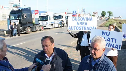 Protestatarii din judeţele Moldovei care au plecat cu maşinile în coloană de la Iaşi au manifestat în Piaţa Victoriei