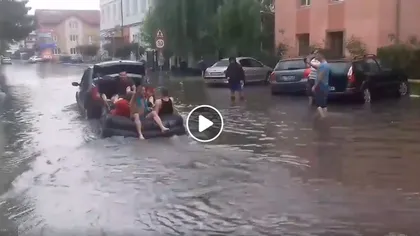 Vara nu-i ca iarna la Tg. Jiu: Cu barca pe străzile inundate VIDEO