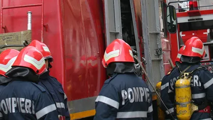 Incendiul la depozitul de mase plastice din Ploieşti nu a fost stins nici până acum. Şase echipaje de pompieri continuă intervenţia