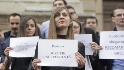 Protest al magistraţilor în faţa Curţii de Apel Bucureşti: Justiţia este o putere independentă şi aşa trebuie să rămână