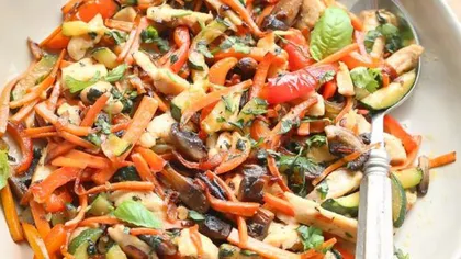Salată rusească cu pui şi legume