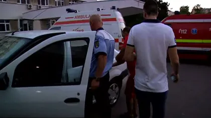 Poliţişti şi medici atacaţi cu cuţitul VIDEO