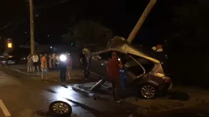 Accident spectaculos la Piteşti - o maşină a rămas suspendată pe un stâlp de electricitate. VIDEO