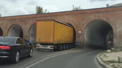 Un TIR a intrat în tunelul Bastionului Theresia din Timişoara, la un pas să distrugă un zid