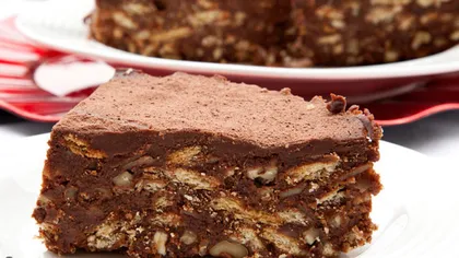 DESERTUL ZILEI: Tort de ciocolată cu biscuiţi şi alune