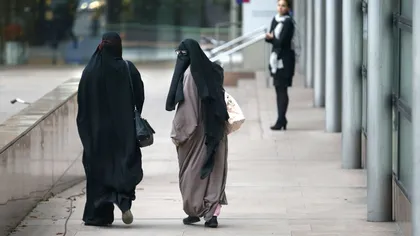Olanda interzice vălul islamic în clădirile publice