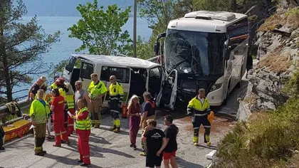 Accident cu RĂNIŢI după ce un minibus a intrat în coliziune cu un autocar