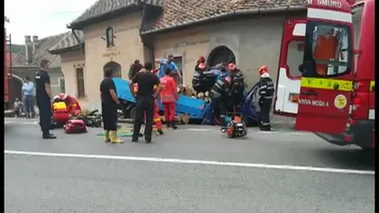Accident în Sibiu. Trei persoane au fost rănite, după ce un camion plin cu lemne a intrat în zidul unei case