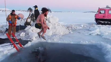 Baie în apele îngheţate ale Antarcticii pentru a sărbători solstiţiul de iarnă