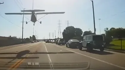 Un avion a aterizat de urgenţă pe o şosea aglomerată  VIDEO