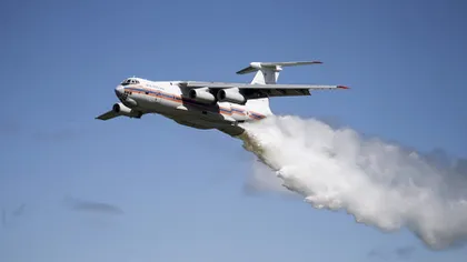 Eroare ilară: Un avion a revărsat 40 de tone de apă peste Moscova. Apa a căzut şi pe o echipă de poliţie VIDEO amuzant