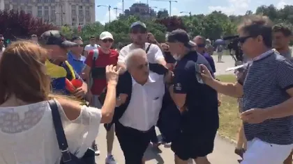 Deputatul PSD Nicolae Bacalbaşa, agresat şi huiduit de protestarii din faţa Parlamentului. Un protestatar a fost săltat de jandarmi