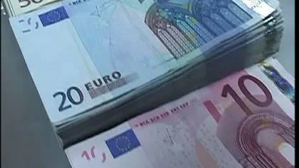 Euro scade spre 4,65 lei