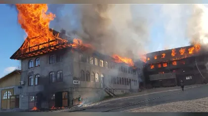 Incendiu de proporţii la chiliile Mănăstirii Roşiori. Călugări evacuaţi, fumul observat de la 30 de km distanţă