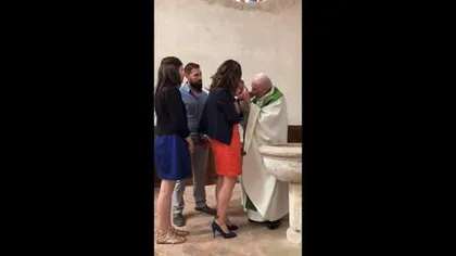 Comportament ŞOCANT al unui preot, în timpul unui botez. Prelatul l-a plesnit pe bebeluş pentru că plângea VIDEO