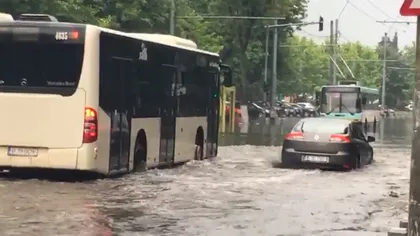 Bucureştiul, inundat în câteva minute din cauza ploii. Trafic paralizat, străzi impracticabile şi tramvaie RATB blocate