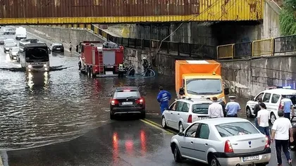 Mai multe străzi şi subsoluri din Bucureşti şi din Ilfov, inundate din cauza ploii