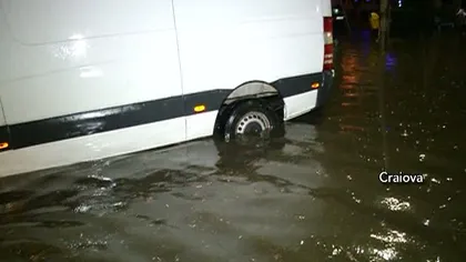 Furtunile au făcut prăpăd în ţară: străzi inundate, copaci căzuţi peste maşini şi persoane rănite VIDEO