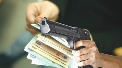 Jaf armat la bancă, angajate ameninţate cu pistolul. Hoţul a fugit cu 20.000 de lei