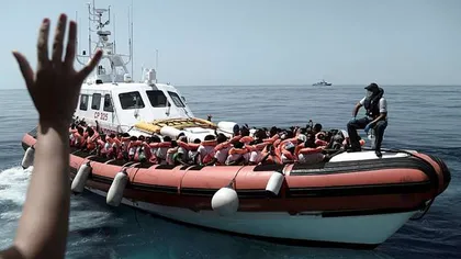 Spania a început să preia migranţii de pe nava Aquarius. Prima ambarcaţiune a ajuns la Valencia