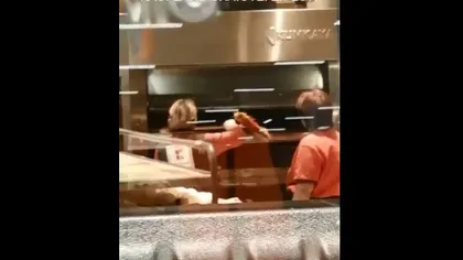 O angajată, filmată când întoarce pâinea din cuptor cu o mătură. Magazinul a fost amendat VIDEO