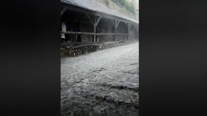 Ploaie torenţială, străzi inundate în câteva minute VIDEO