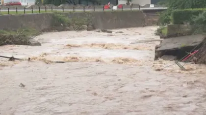 Ploile au făcut prăpăd în ţară: case inundate, localităţi izolate şi oameni luaţi de viitură