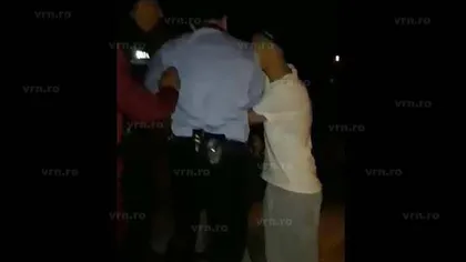 Huliganii, urcaţi pe maşina Poliţiei. Scene incredibile la Bârlad, oamenii legii sunt ameninţaţi VIDEO