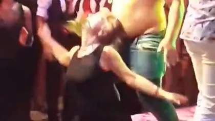Profesoara care a dansat erotic la Balul Bobocilor şi-a dat demisia. Imaginile fierbinţi cu profa au devenit virale VIDEO