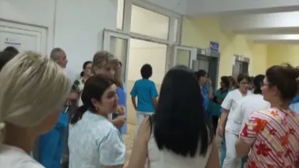 PROTEST spontan pe holurile Spitalului Judeţean din Piteşti. Angajaţii se plâng că le-au scăzut salariile substanţial VIDEO
