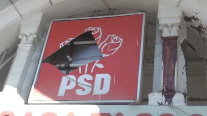 Reclama luminoasă de pe sediul organizaţiei judeţene a PSD Mureş, vandalizată cu borcane cu gem
