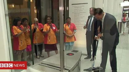 Scene inedite la sediul Guvernului Olandei. Premierul s-a apucat să dea cu mopul după ce a vărsat cafeaua VIDEO